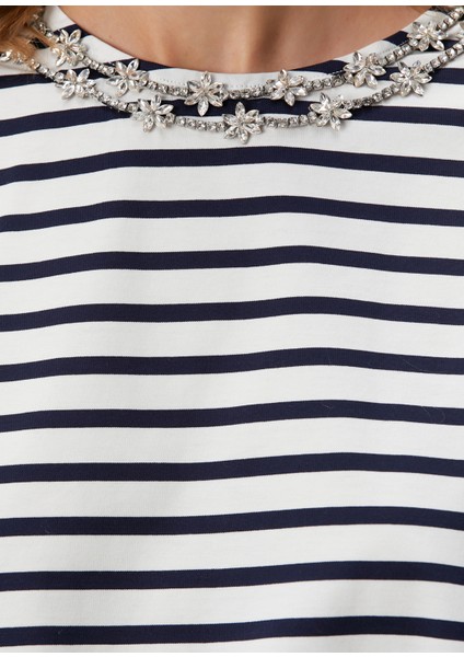 Lacivert Beyaz Taş Yaka Detaylı Crop T-Shirt indirimleri