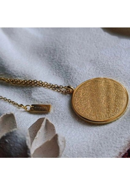 Hat Ayetel Kürsi Küçük Kolye – Çelik Altın Kaplama, Manevi Koruyucu Takı modelleri