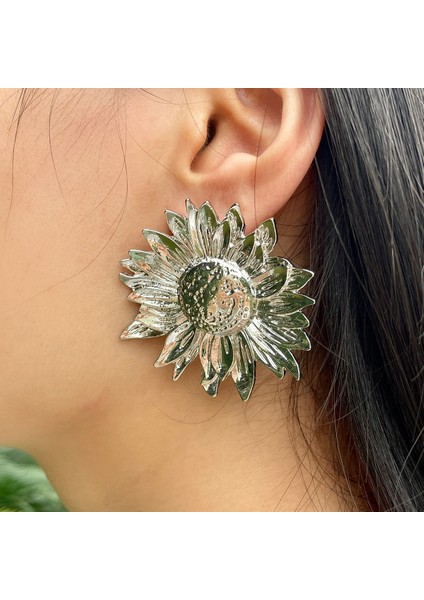 Gümüş Renk Vip Papatya Model Ten Ile Temas Eden Küpe Iğnesi Çelik Tasarım Küpe