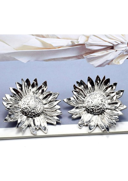 Gümüş Renk Vip Papatya Model Ten Ile Temas Eden Küpe Iğnesi Çelik Tasarım Küpe fiyatları