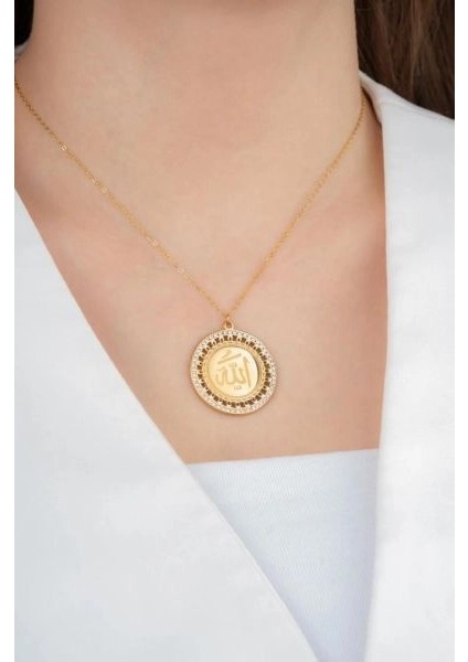 Allah Yazılı Kolye – Çelik Altın Kaplama, Manevi Koruyucu Takı