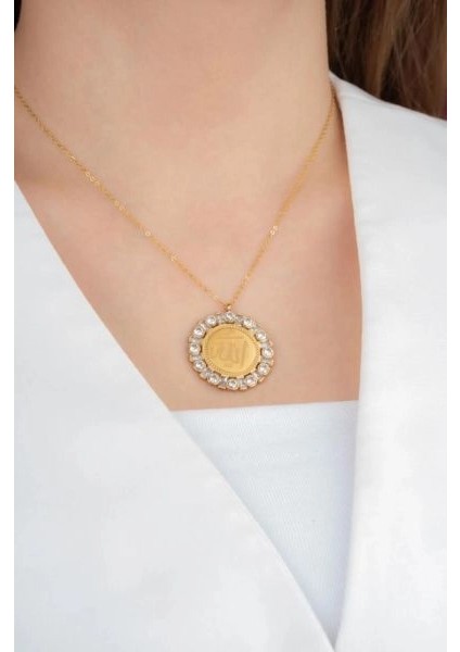 Allah Yazılı Taşlı Kolye – Çelik Altın Kaplama, Manevi Koruyucu Takı