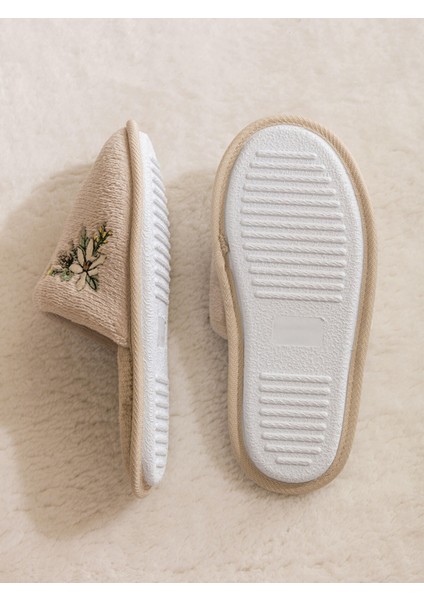 Yeni Sezon Çiçek Nakışlı Kadın Ev Terliği fırsatları