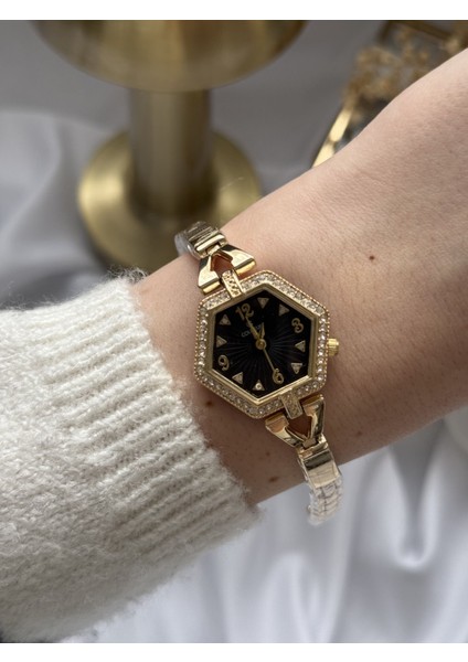 Siyah Cam Detaylı Saat