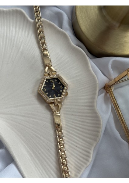 Siyah Cam Detaylı Saat fiyatları