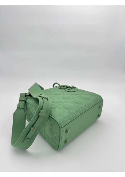 Yeşil Kare Aksesuar Detaylı El Çantası Orijinal Levidor Premium fırsatları