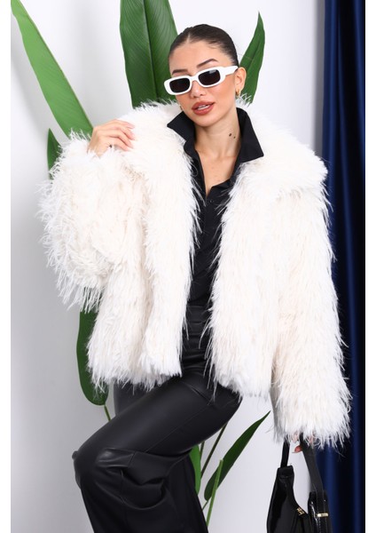 Ekru Yakalı Kürk Kaban