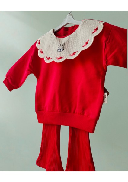 Kırmızı Kız Bebek 2’li Takım – Fırfırlı Işlemeli Yaka Detaylı Sweatshirt ve Fitilli Tayt