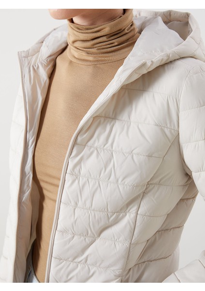 Yeni Sezon Kadın Kapüşonlu Düz Şişme Mont modelleri