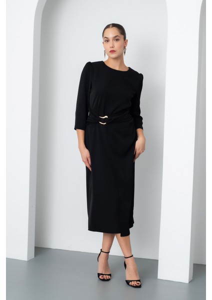 Kadın Siyah Bisiklet Yaka Aksesuar Detay Midi Davet Elbisesi