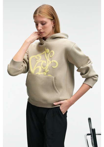 LIORAEN Kadın Baskılı Relaxed Kanguru Cepli Kapüşonlu Taş Rengi Sweatshirt