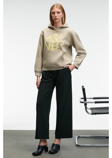 LIORAEN Kadın Baskılı Relaxed Kanguru Cepli Kapüşonlu Taş Rengi Sweatshirt fiyatları