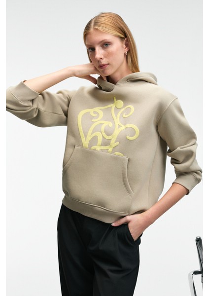 LIORAEN Kadın Baskılı Relaxed Kanguru Cepli Kapüşonlu Taş Rengi Sweatshirt fırsatları