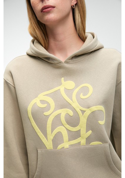 LIORAEN Kadın Baskılı Relaxed Kanguru Cepli Kapüşonlu Taş Rengi Sweatshirt indirimleri