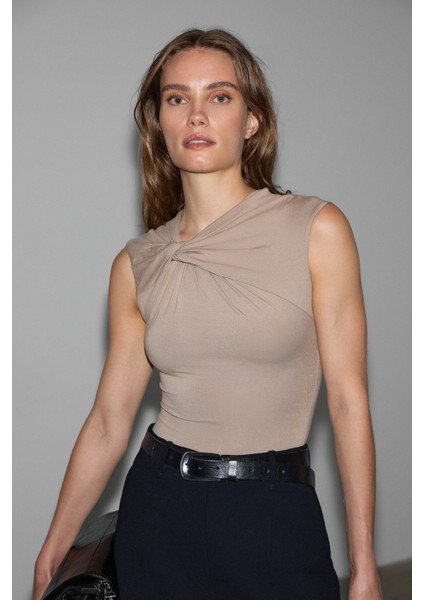 ORILENNA Kadın Önü Düğüm Detaylı Vücudu Saran Sıfır Kollu Slim Fit Bej Bluz modelleri