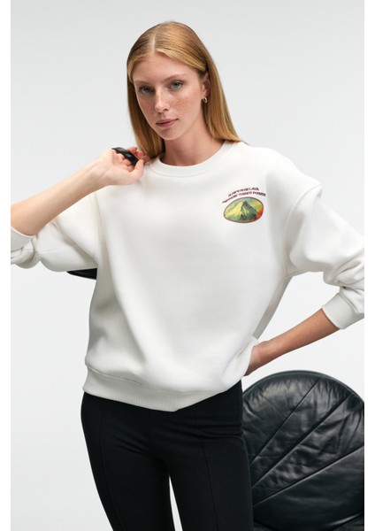 VISTARA Kadın Nakış Detaylı Yuvarlak Yaka Regular Fit Beyaz Sweatshirt