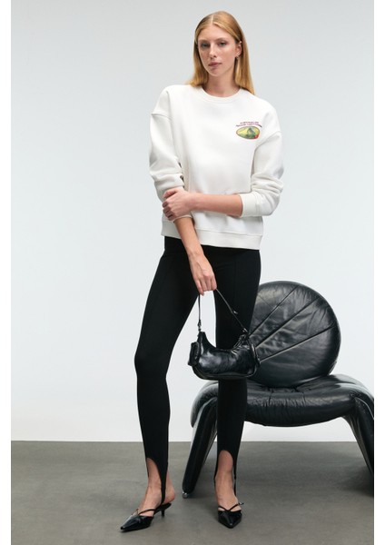 VISTARA Kadın Nakış Detaylı Yuvarlak Yaka Regular Fit Beyaz Sweatshirt fiyatları