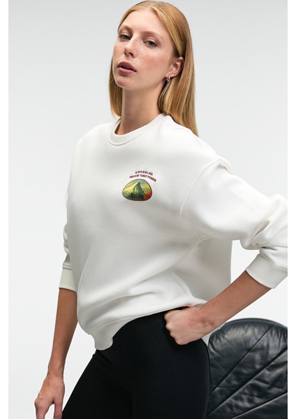 VISTARA Kadın Nakış Detaylı Yuvarlak Yaka Regular Fit Beyaz Sweatshirt fırsatları