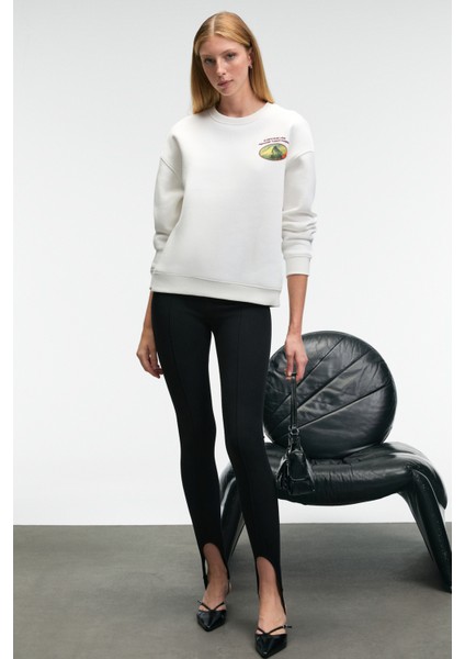 VISTARA Kadın Nakış Detaylı Yuvarlak Yaka Regular Fit Beyaz Sweatshirt indirimleri
