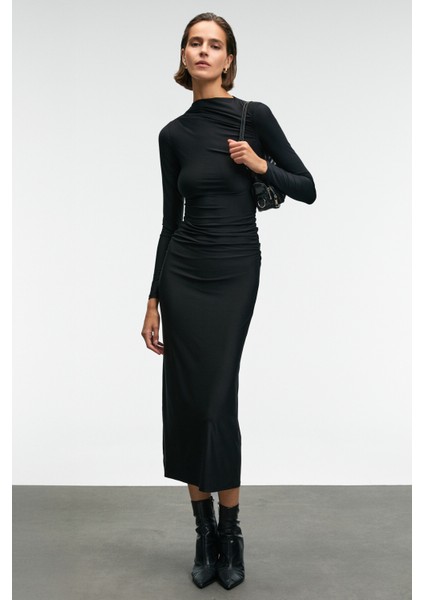 EFLOUR Kadın Dik Yakalı Büzgü Detaylı Esnek Kumaşlı Uzun Siyah Elbise