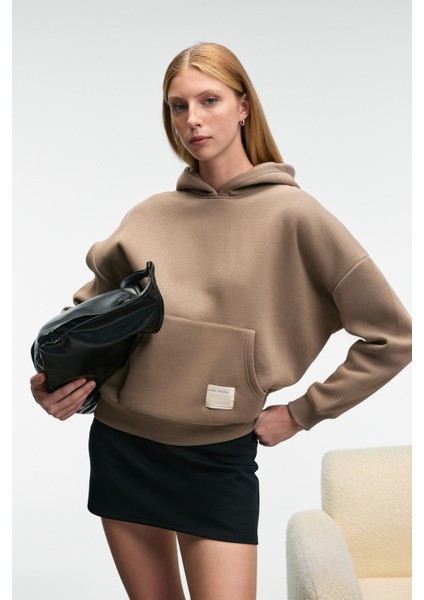 CLARIE Kadın Organik Pamuklu Oversize Kanguru Cepli Kapüşonlu Vizon Sweatshirt fiyatları