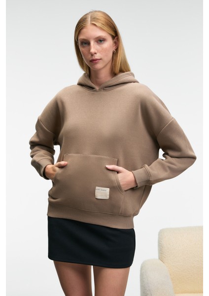 CLARIE Kadın Organik Pamuklu Oversize Kanguru Cepli Kapüşonlu Vizon Sweatshirt fırsatları