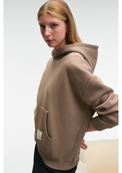 CLARIE Kadın Organik Pamuklu Oversize Kanguru Cepli Kapüşonlu Vizon Sweatshirt indirimleri