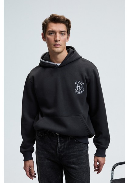 GROVER Erkek Kapüşonlu Süs Dikiş Detaylı Göğsü Nakışlı Kanguru Cepli Antrasit Sweatshirt