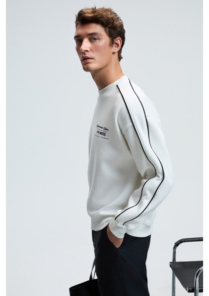 LEIF Erkek Kolları Biyeli Önü Baskılı Yuvarlak Yaka Oversize Ekru Sweatshirt fiyatları