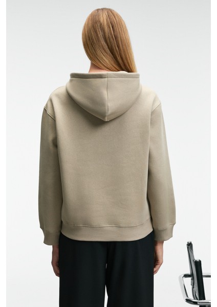 LIORAEN Kadın Baskılı Relaxed Kanguru Cepli Kapüşonlu Taş Rengi Sweatshirt