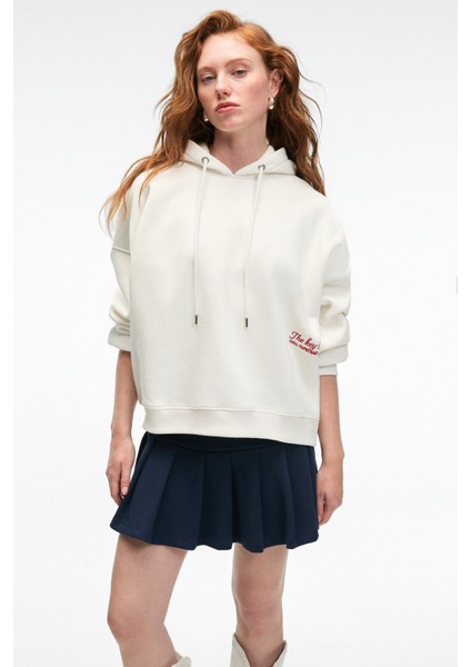 JASSES Kadın Oversize Nakışlı Kapüşonlu Beyaz Sweatshirt fiyatları