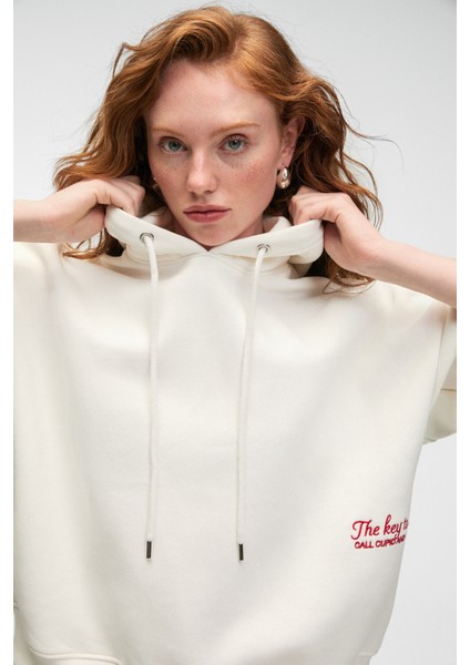 JASSES Kadın Oversize Nakışlı Kapüşonlu Beyaz Sweatshirt indirimleri