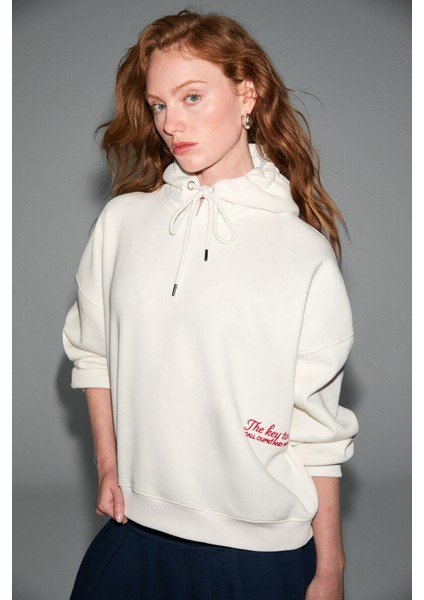 JASSES Kadın Oversize Nakışlı Kapüşonlu Beyaz Sweatshirt