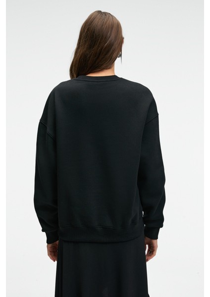 VISTARA Kadın Nakış Detaylı Yuvarlak Yaka Regular Fit Siyah Sweatshirt indirimleri