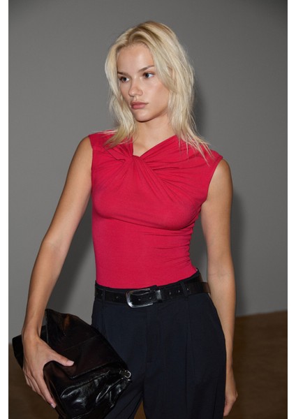 ORILENNA Kadın Önü Düğüm Detaylı Vücudu Saran Sıfır Kollu Slim Fit Fuşya Bluz
