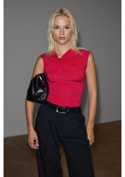 ORILENNA Kadın Önü Düğüm Detaylı Vücudu Saran Sıfır Kollu Slim Fit Fuşya Bluz fırsatları