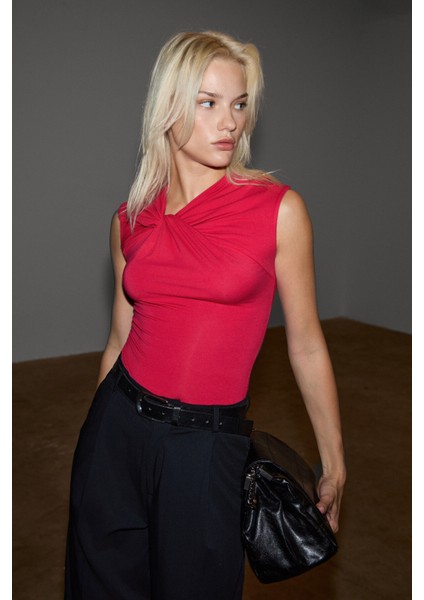 ORILENNA Kadın Önü Düğüm Detaylı Vücudu Saran Sıfır Kollu Slim Fit Fuşya Bluz