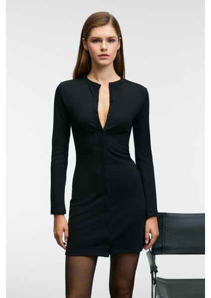 YSERNA Kadın Yuvarlak Yakalı Esnek Kumaşlı Düğmeli Siyah Elbise