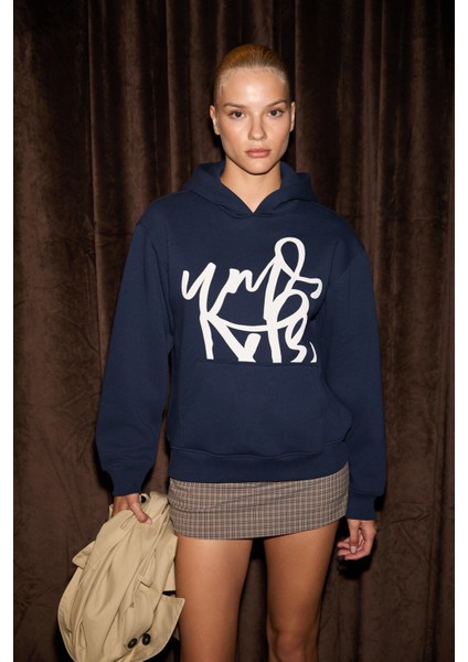 LIORAEN Kadın Baskılı Relaxed Kanguru Cepli Kapüşonlu Lacivert Sweatshirt