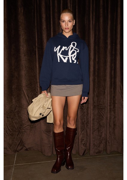 LIORAEN Kadın Baskılı Relaxed Kanguru Cepli Kapüşonlu Lacivert Sweatshirt fiyatları