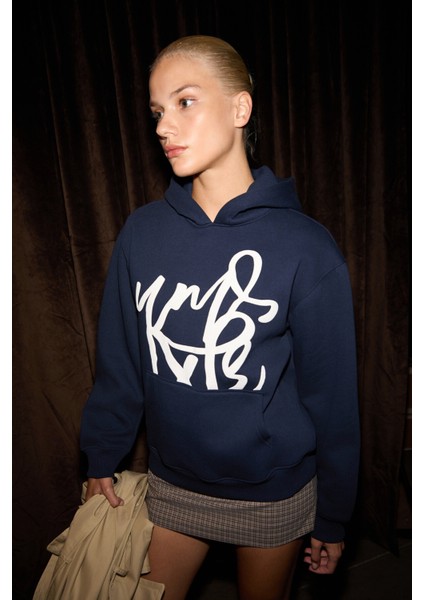 LIORAEN Kadın Baskılı Relaxed Kanguru Cepli Kapüşonlu Lacivert Sweatshirt fırsatları