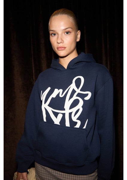 LIORAEN Kadın Baskılı Relaxed Kanguru Cepli Kapüşonlu Lacivert Sweatshirt indirimleri