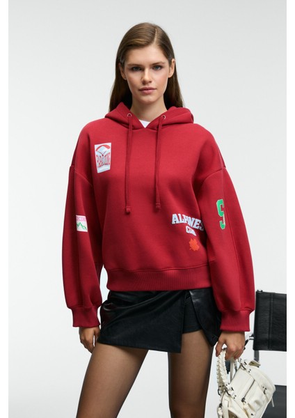 RHOVARA Kadın Oversize Kapüşonlu Baskı ve Nakış Detaylı Kırmızı Sweatshirt fırsatları