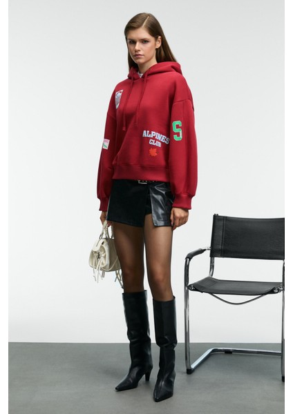 RHOVARA Kadın Oversize Kapüşonlu Baskı ve Nakış Detaylı Kırmızı Sweatshirt indirimleri