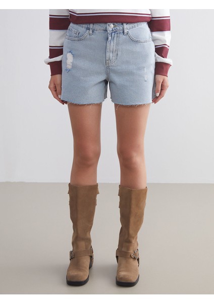 Yeni Sezon Mom Fit Yırtık Detaylı Kadın Jean Şort fiyatları