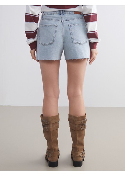 Yeni Sezon Mom Fit Yırtık Detaylı Kadın Jean Şort fırsatları