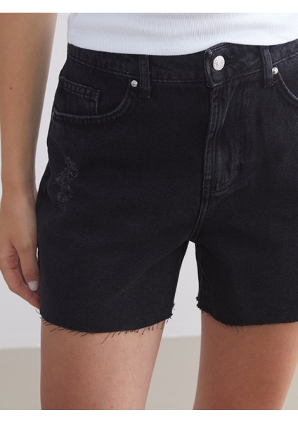 Yeni Sezon Mom Fit Yırtık Detaylı Kadın Jean Şort modelleri
