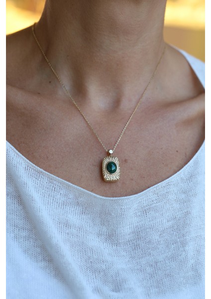 14 Ayar Altın Yeşil Taş Detaylı Antik Tasarım Kolye