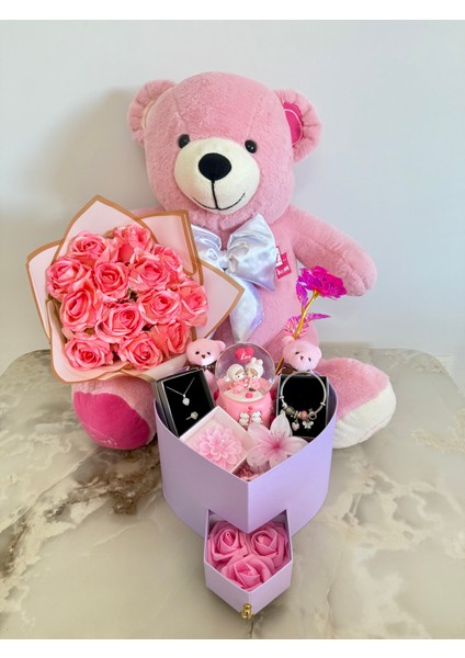 Pembe Aşk - Sevgiliye Romantik Hediye Kutusu | Kar Küresi + Takı + Ayıcık + Gül