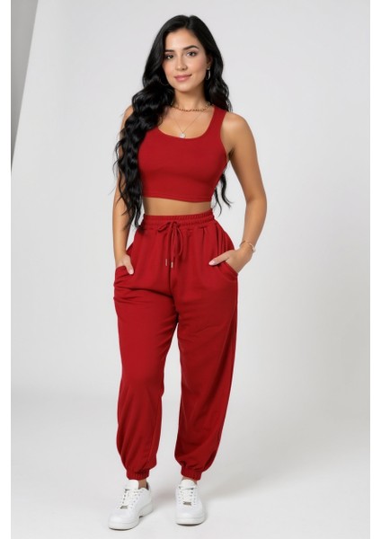 Kadın Kırmızı Kaşkorse Cepli Jogger Eşofman Altı ve Crop Top Bluz – Şık, Rahat ve Kolay Kombinlenebilir